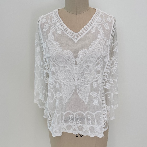 Chic White Lace Butterfly Blouse - Picture 1 of 10